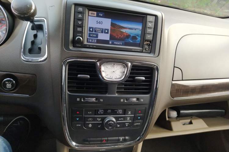 Used Chrysler Grand Voyager 2014 3.6L Comfort Edition Audio And AC Panel