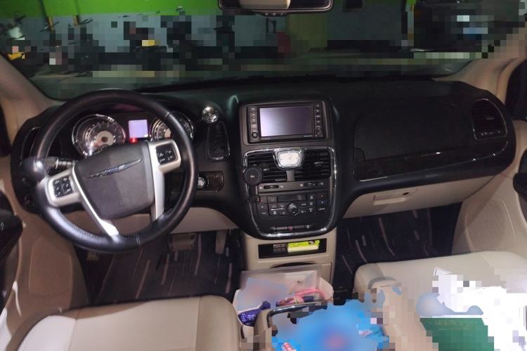 Used Chrysler Grand Voyager 2014 3.6L Comfort Edition Center Console