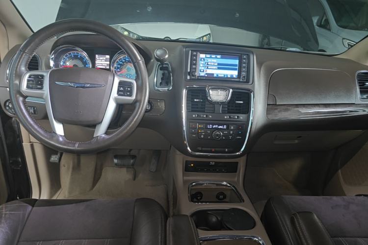 Used Chrysler Grand Voyager 2014 3.6L Comfort Edition Center Console