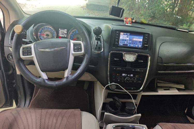 Used Chrysler Grand Voyager 2014 3.6L Comfort Edition Center Console
