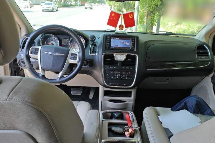 Used Chrysler Grand Voyager 2014 3.6L Comfort Edition Center Console