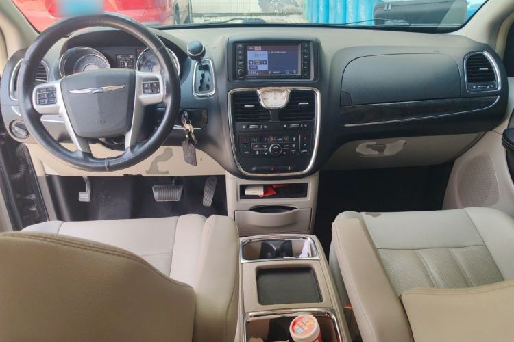 Used Chrysler Grand Voyager 2014 3.6L Comfort Edition Center Console