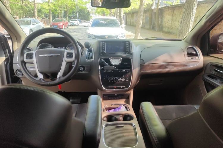 Used Chrysler Grand Voyager 2014 3.6L Comfort Edition Center Console