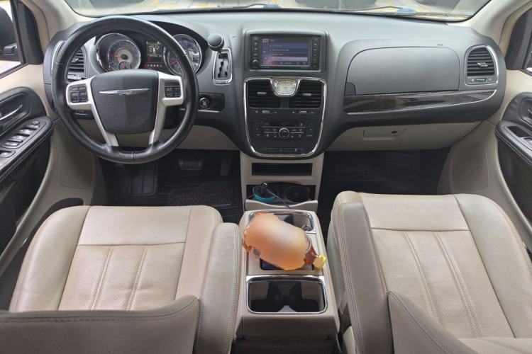 Used Chrysler Grand Voyager 2014 3.6L Comfort Edition Center Console