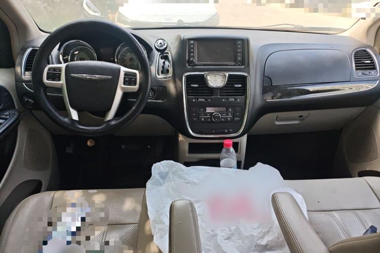 Used Chrysler Grand Voyager 2014 3.6L Comfort Edition Center Console