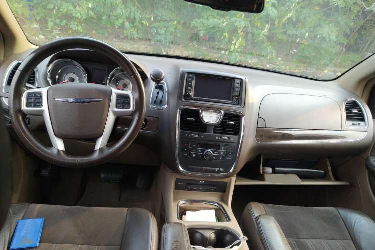 Used Chrysler Grand Voyager 2014 3.6L Comfort Edition Center Console