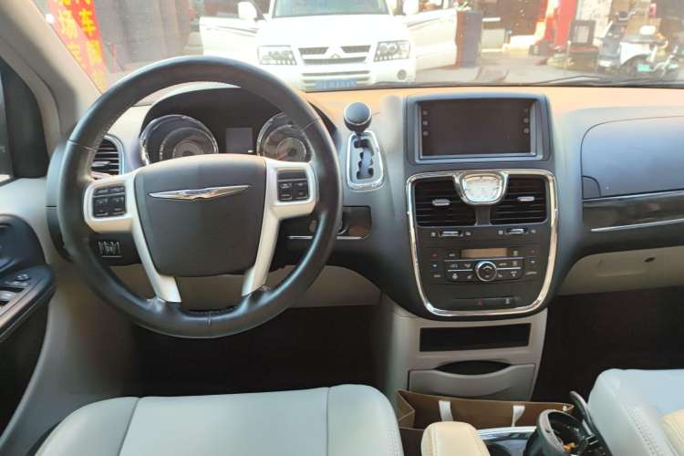Used Chrysler Grand Voyager 2014 3.6L Comfort Edition Center Console