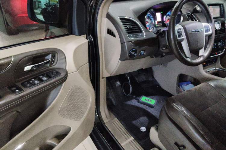 Used Chrysler Grand Voyager 2014 3.6L Comfort Edition Driver Seat
