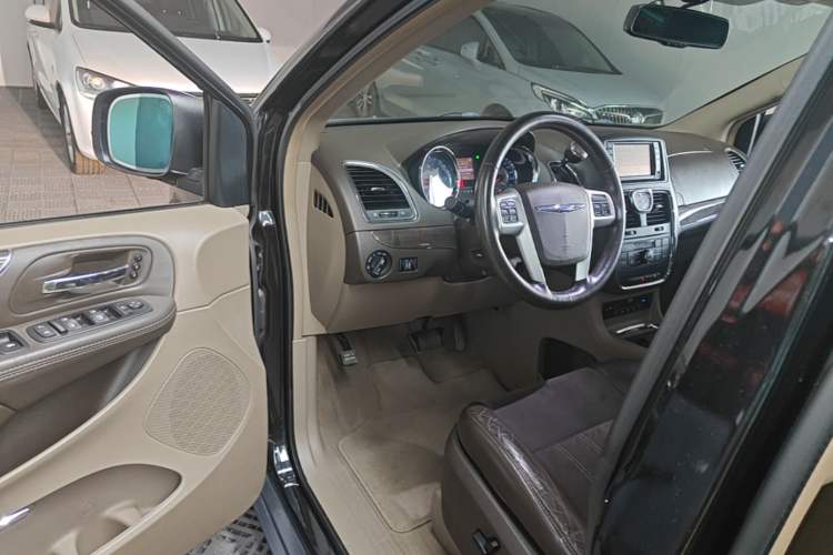 Used Chrysler Grand Voyager 2014 3.6L Comfort Edition Driver Seat