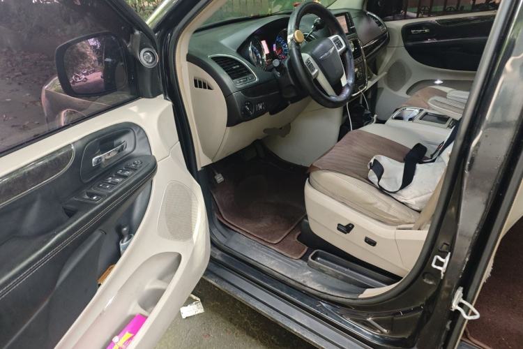 Used Chrysler Grand Voyager 2014 3.6L Comfort Edition Driver Seat