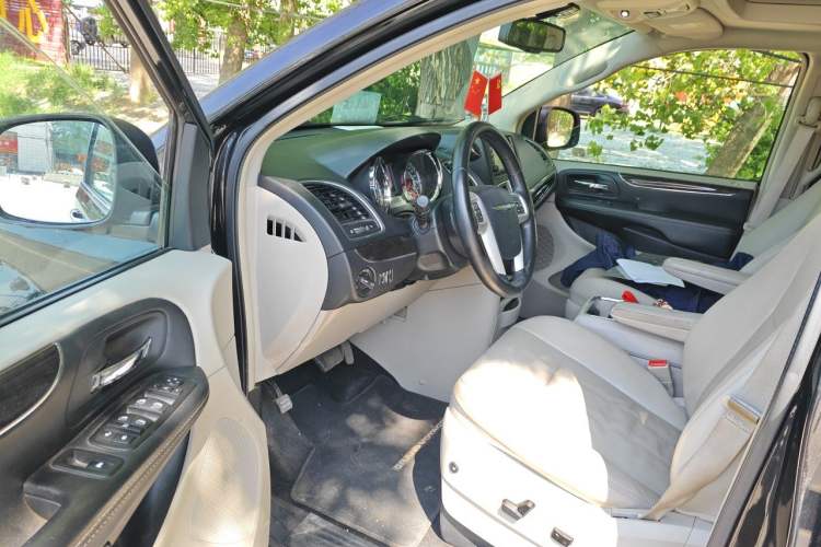 Used Chrysler Grand Voyager 2014 3.6L Comfort Edition Driver Seat