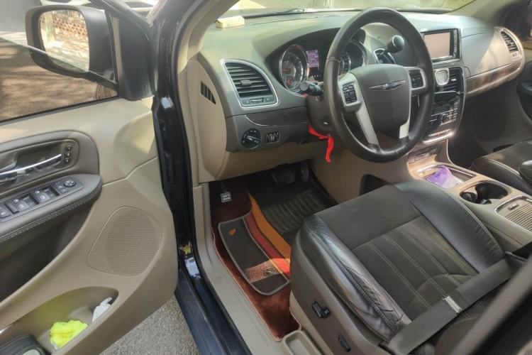 Used Chrysler Grand Voyager 2014 3.6L Comfort Edition Driver Seat
