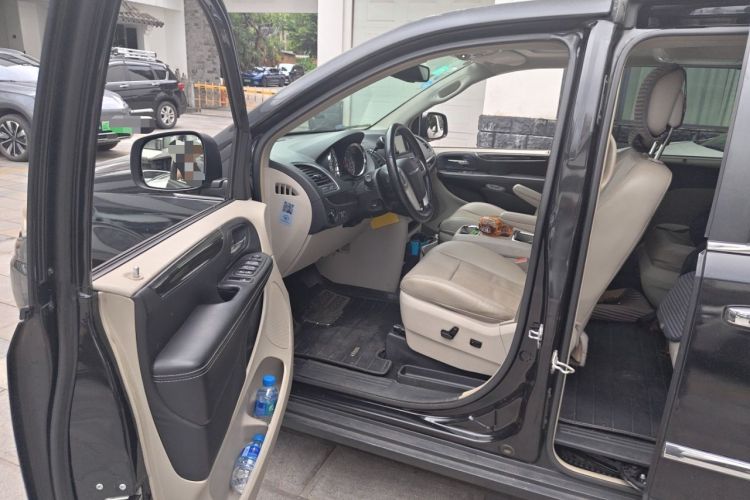 Used Chrysler Grand Voyager 2014 3.6L Comfort Edition Driver Seat
