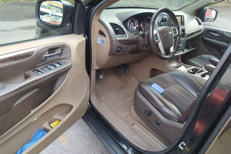 Used Chrysler Grand Voyager 2014 3.6L Comfort Edition Driver Seat