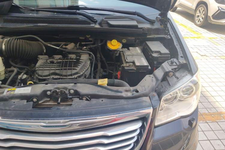Used Chrysler Grand Voyager 2014 3.6L Comfort Edition Engine Bay Left