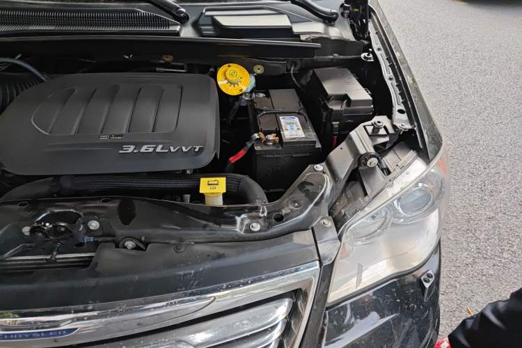 Used Chrysler Grand Voyager 2014 3.6L Comfort Edition Engine Bay Left