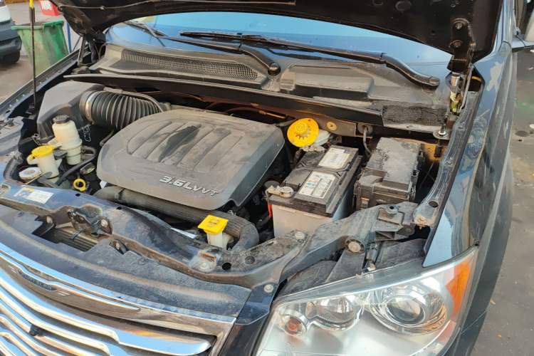 Used Chrysler Grand Voyager 2014 3.6L Comfort Edition Engine Bay Left