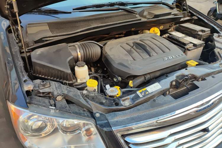 Used Chrysler Grand Voyager 2014 3.6L Comfort Edition Engine Bay Right