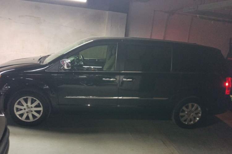 Used Chrysler Grand Voyager 2014 3.6L Comfort Edition Exterior 3