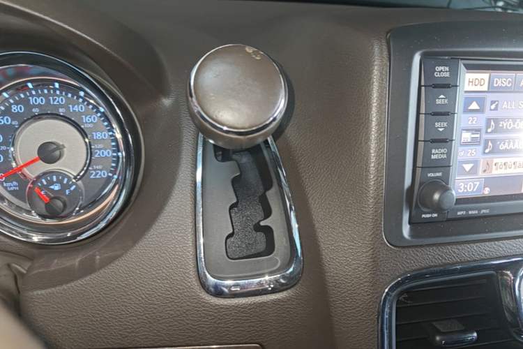 Used Chrysler Grand Voyager 2014 3.6L Comfort Edition Gear Lever