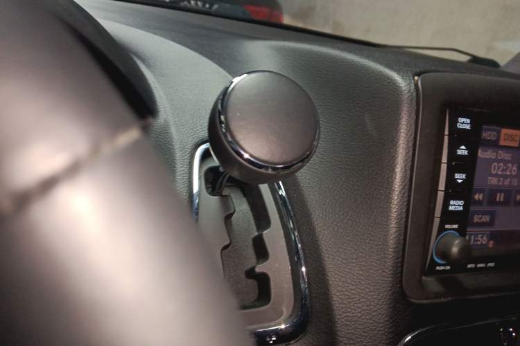 Used Chrysler Grand Voyager 2014 3.6L Comfort Edition Gear Lever