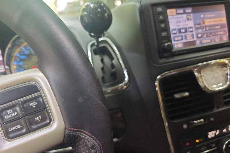 Used Chrysler Grand Voyager 2014 3.6L Comfort Edition Gear Lever
