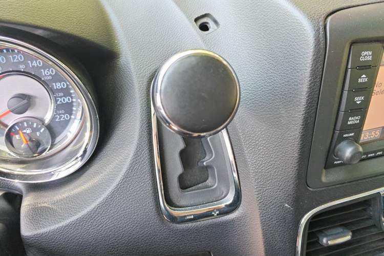 Used Chrysler Grand Voyager 2014 3.6L Comfort Edition Gear Lever