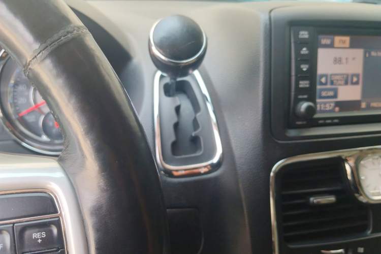 Used Chrysler Grand Voyager 2014 3.6L Comfort Edition Gear Lever