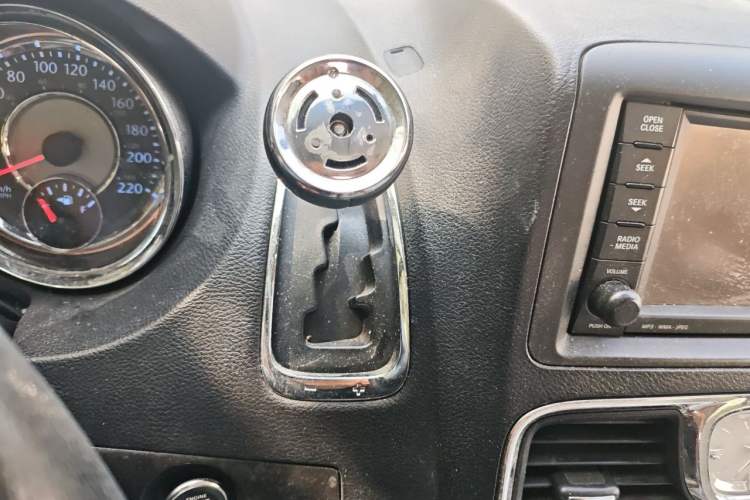 Used Chrysler Grand Voyager 2014 3.6L Comfort Edition Gear Lever