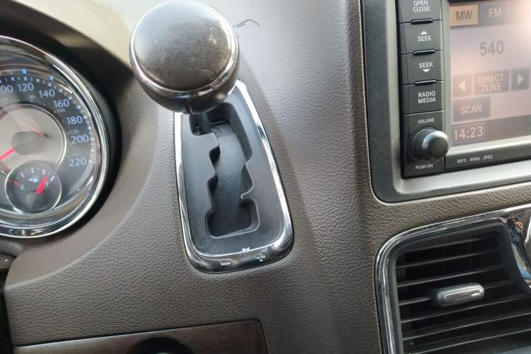 Used Chrysler Grand Voyager 2014 3.6L Comfort Edition Gear Lever