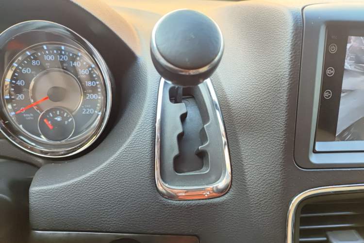 Used Chrysler Grand Voyager 2014 3.6L Comfort Edition Gear Lever