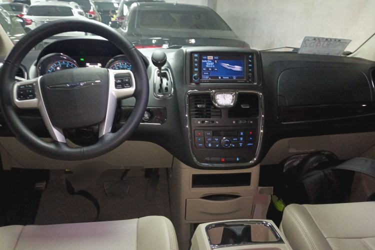 Used Chrysler Grand Voyager 2014 3.6L Comfort Edition Interior 2