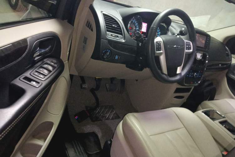 Used Chrysler Grand Voyager 2014 3.6L Comfort Edition Interior 3