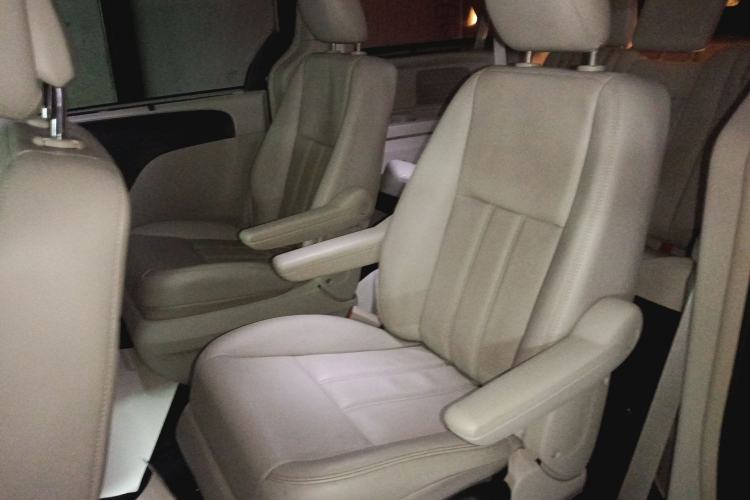 Used Chrysler Grand Voyager 2014 3.6L Comfort Edition Interior 4