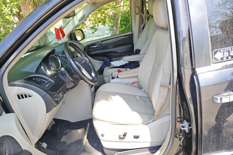 Used Chrysler Grand Voyager 2014 3.6L Comfort Edition Left Front Seat