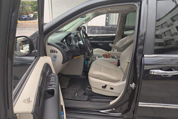 Used Chrysler Grand Voyager 2014 3.6L Comfort Edition Left Front Seat