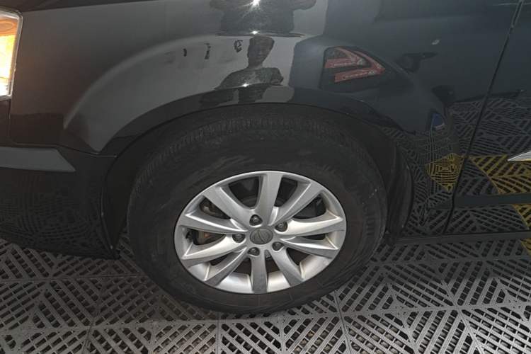 Used Chrysler Grand Voyager 2014 3.6L Comfort Edition Left Front Wheel Hub