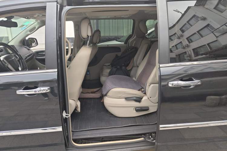 Used Chrysler Grand Voyager 2014 3.6L Comfort Edition Left Rear Seat