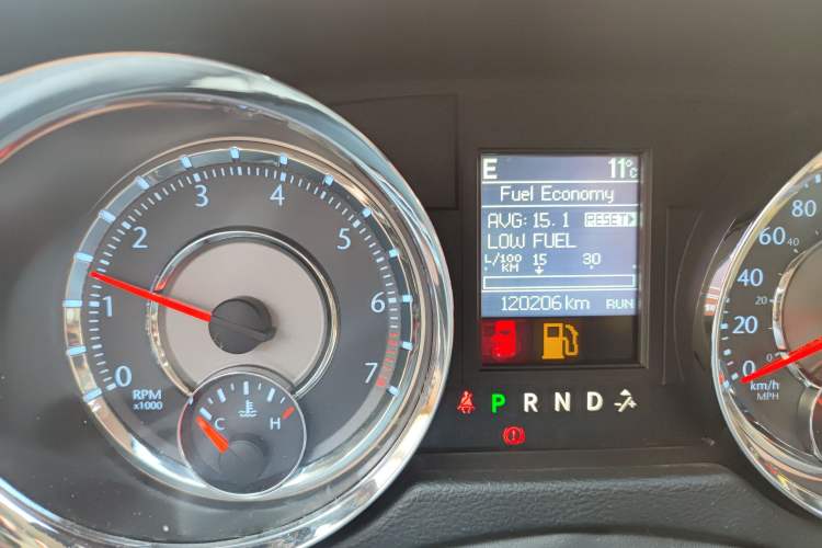 Used Chrysler Grand Voyager 2014 3.6L Comfort Edition Odometer Close Up