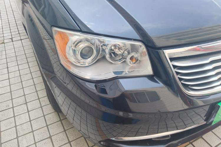 Used Chrysler Grand Voyager 2014 3.6L Comfort Edition Right Front Headlight