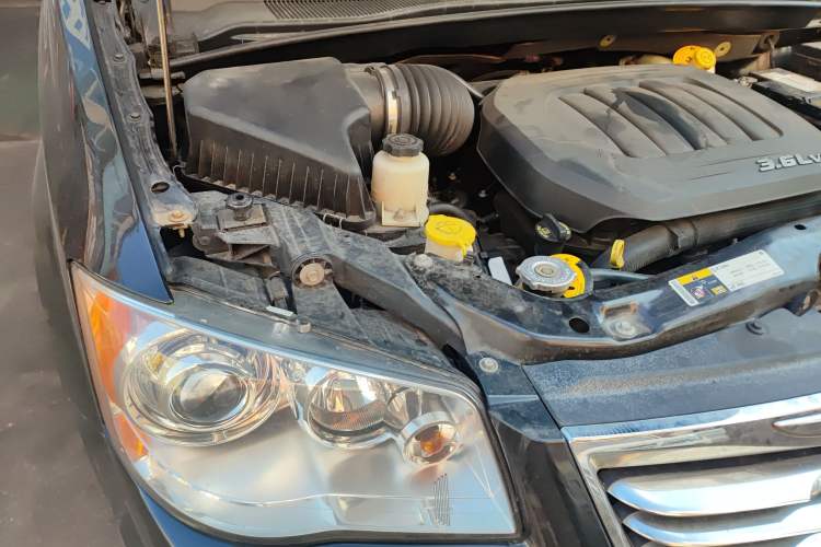 Used Chrysler Grand Voyager 2014 3.6L Comfort Edition Right Front Headlight