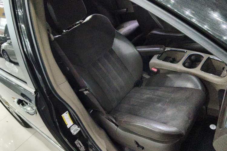 Used Chrysler Grand Voyager 2014 3.6L Comfort Edition Right Front Seat