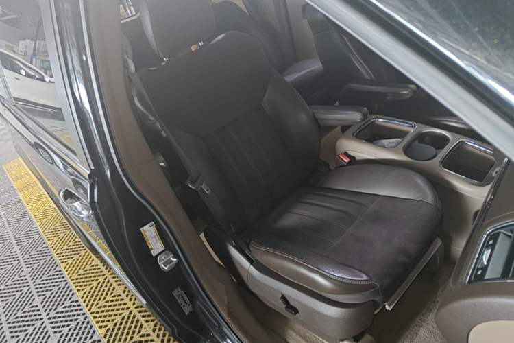 Used Chrysler Grand Voyager 2014 3.6L Comfort Edition Right Front Seat