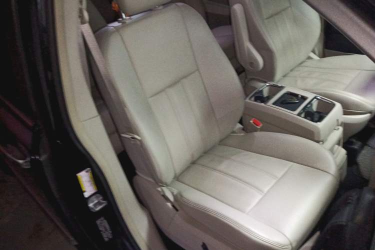 Used Chrysler Grand Voyager 2014 3.6L Comfort Edition Right Front Seat