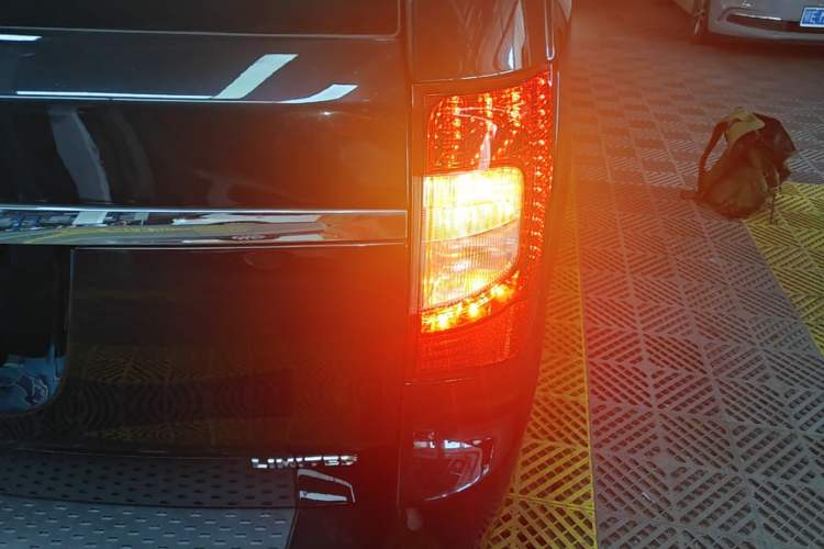 Used Chrysler Grand Voyager 2014 3.6L Comfort Edition Right Rear Taillight