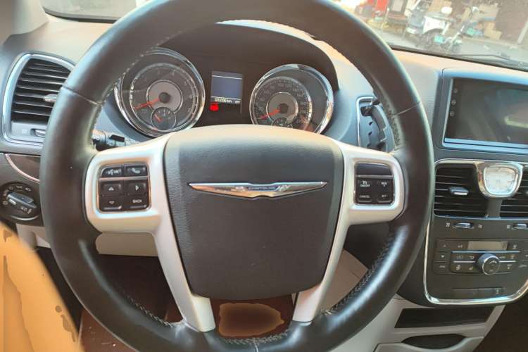 Used Chrysler Grand Voyager 2014 3.6L Comfort Edition Steering Wheel