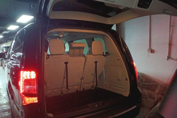 Used Chrysler Grand Voyager 2014 3.6L Comfort Edition Trunk