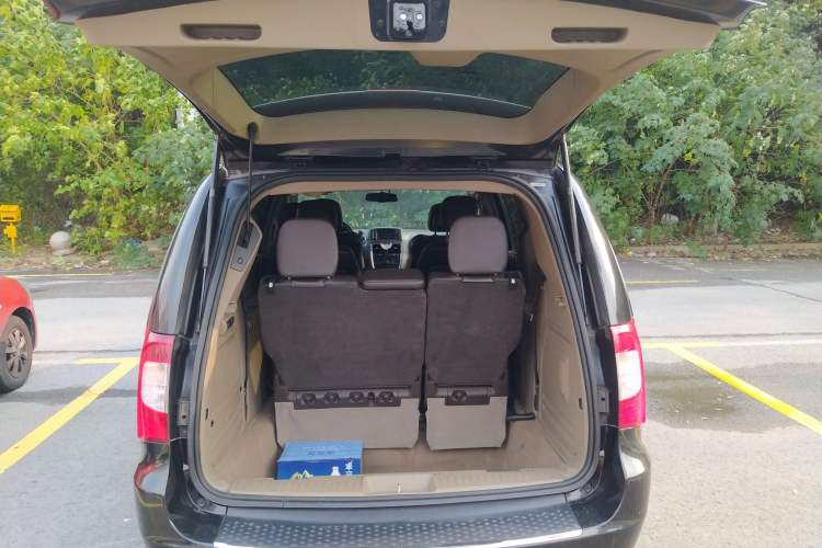 Used Chrysler Grand Voyager 2014 3.6L Comfort Edition Trunk
