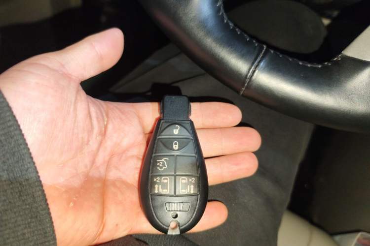 Used Chrysler Grand Voyager 2014 3.6L Comfort Edition Vehicle Key