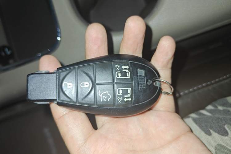 Used Chrysler Grand Voyager 2014 3.6L Comfort Edition Vehicle Key
